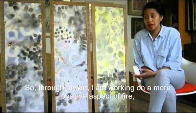 Ambi dans son atelier, image extraite du portrait filmé produit par Is'art Galerie